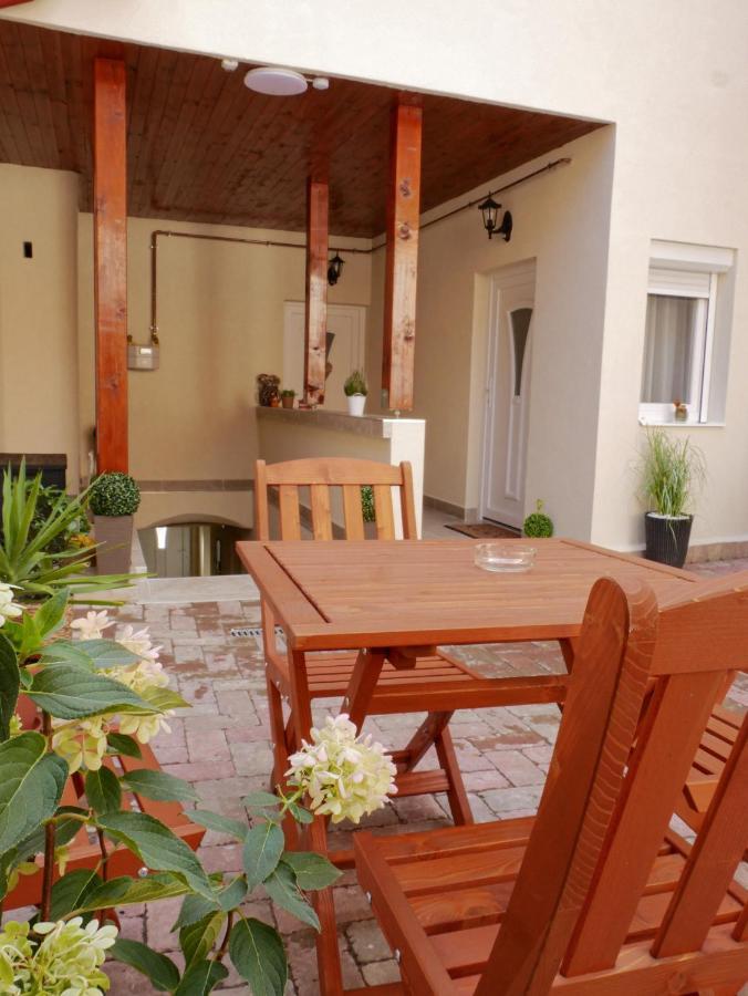 Varfal Apartman Eger Exteriör bild