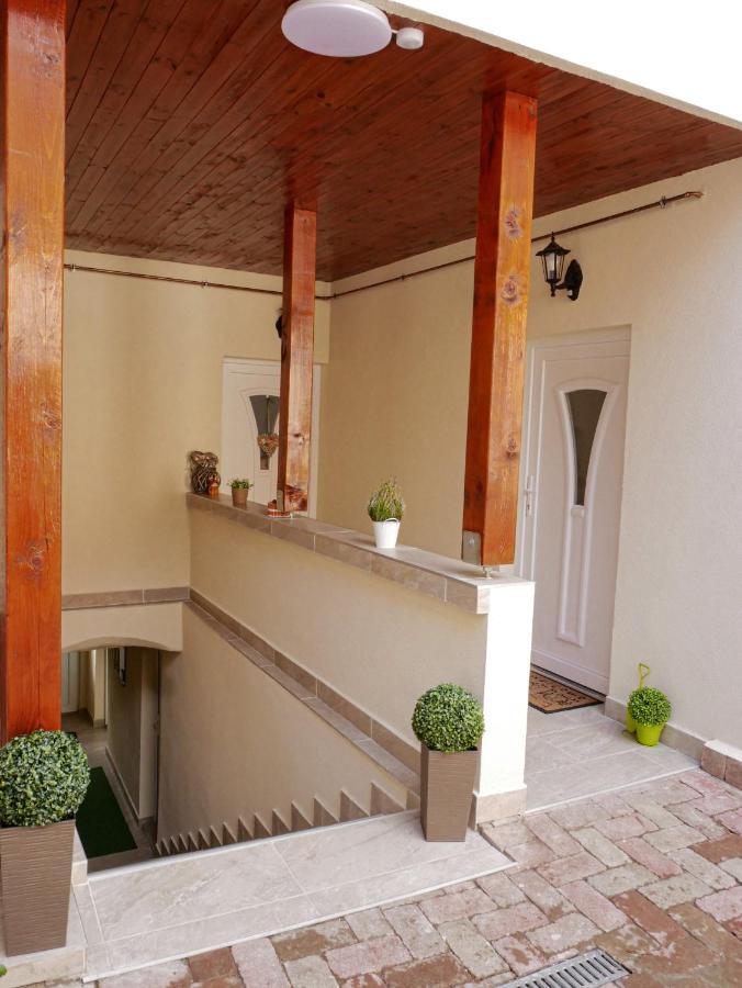 Varfal Apartman Eger Exteriör bild