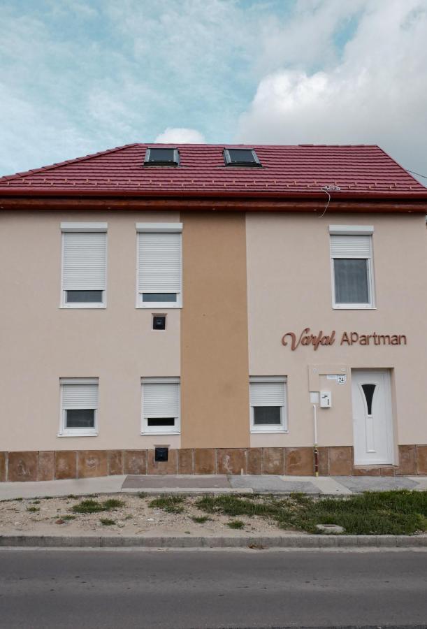Varfal Apartman Eger Exteriör bild