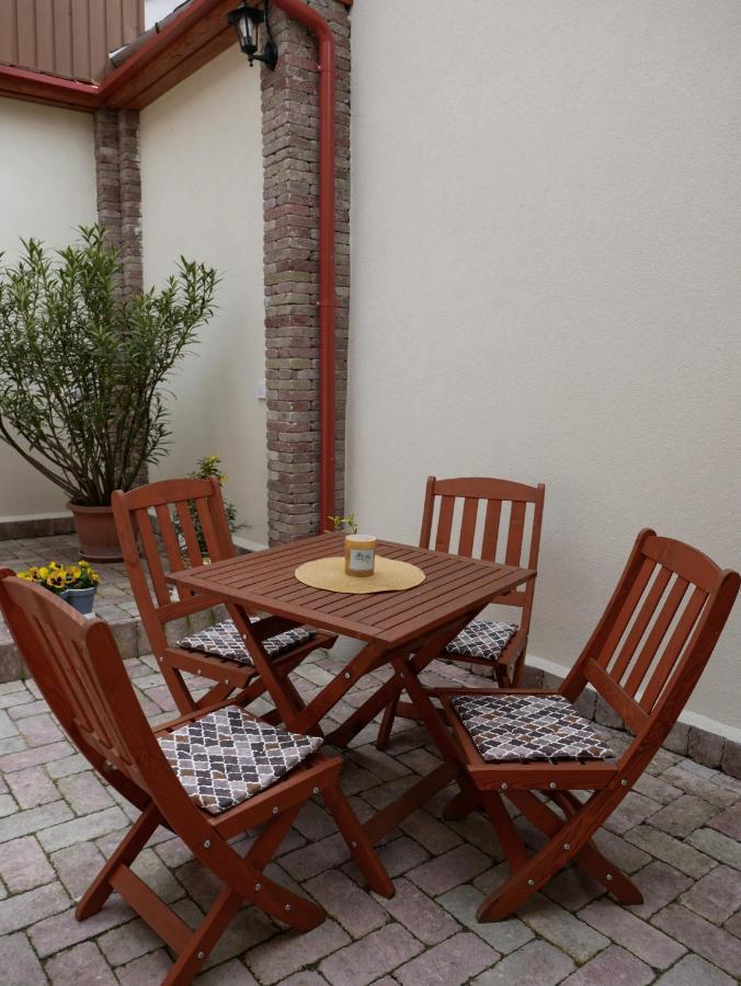 Varfal Apartman Eger Exteriör bild