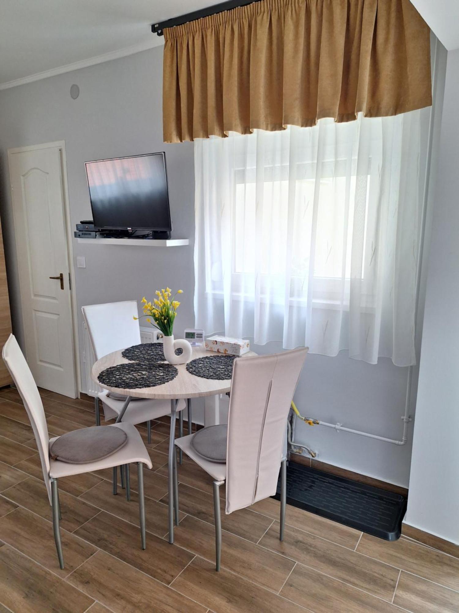 Varfal Apartman Eger Exteriör bild