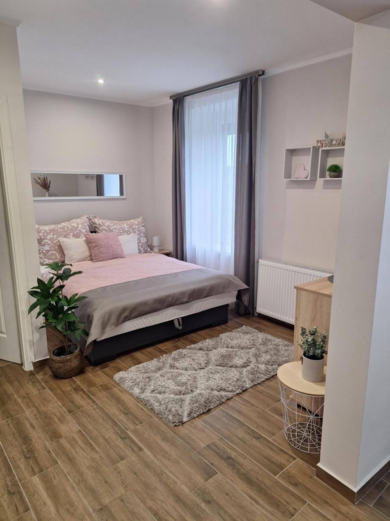 Varfal Apartman Eger Rum bild